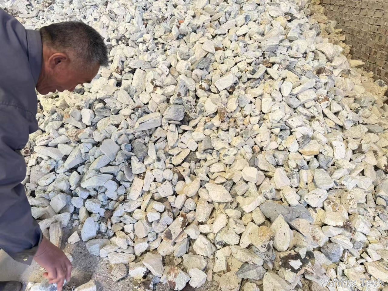 Calcined kaolinite raw materials